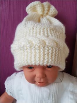 Baby Mütze, gestrickt mit Zopfmuster.
