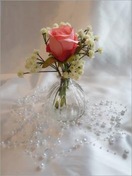 Kleine Kugelvase aus Glas für Einzelblume