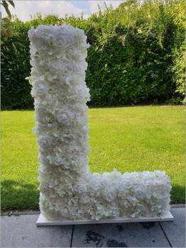 Vermietung - Große Buchstaben LOVE aus Kunstblumen, beleuchtet
