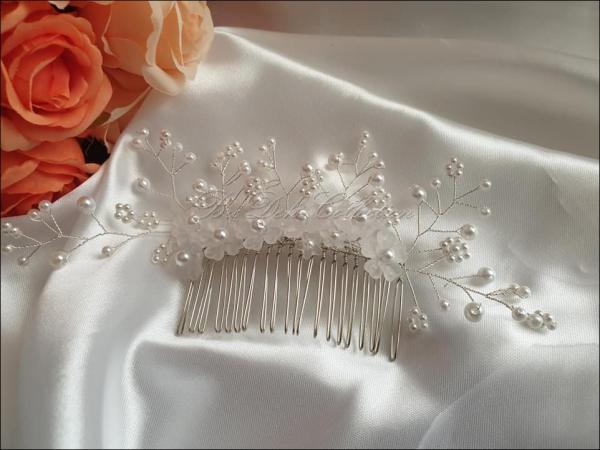 Haarkamm für die Braut mit Perlen und Acryl Blüten.