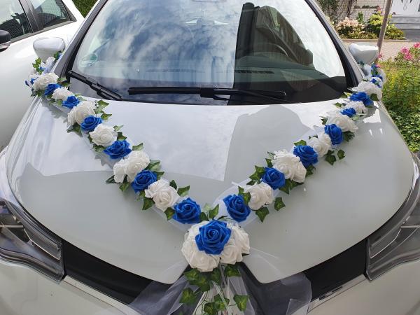 Autoschmuck in V aus Organza mit vielen Schaumrosen