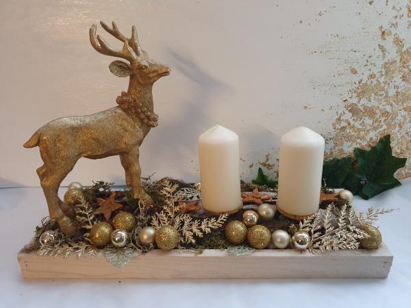 Weihnachtsgesteck mit Hirsch und 2 Kerzen