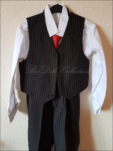 Jungen Anzug, 5 Teilig mit Nadelstreifen, zur Kommunion oder Hochzeit.