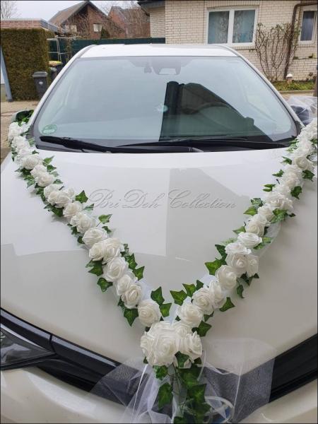 Autoschmuck in V aus Organza mit vielen Schaumrosen