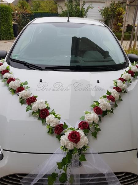 Autoschmuck in V aus Organza mit vielen Schaumrosen